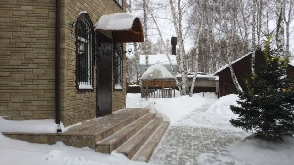 В пригородном поселке продают коттедж в березовой роще.