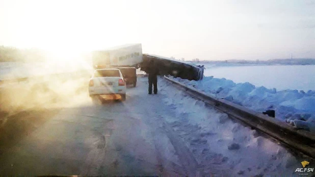 Автопоезд "Мария Ра" попал в аварию в Новосибирской области.