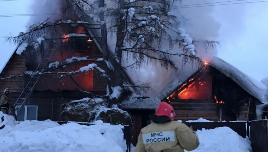 В Турочаке сгорел дом многодетной семьи. 14 января 2016 года.