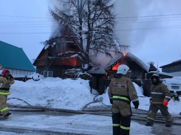 В Турочаке сгорел дом многодетной семьи. 14 января 2016 года.