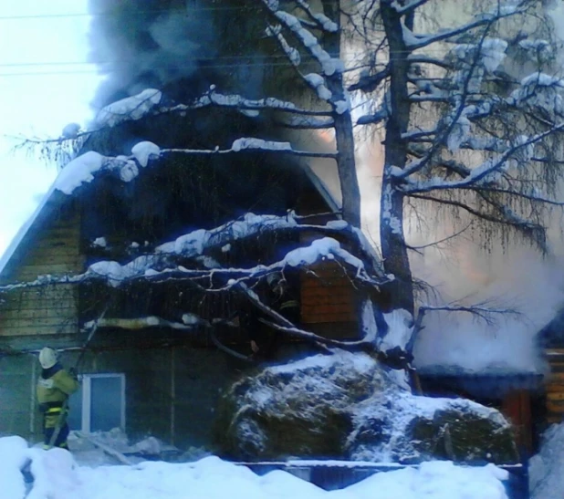 В Турочаке сгорел дом многодетной семьи. 14 января 2016 года.