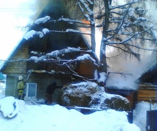 В Турочаке сгорел дом многодетной семьи. 14 января 2016 года.