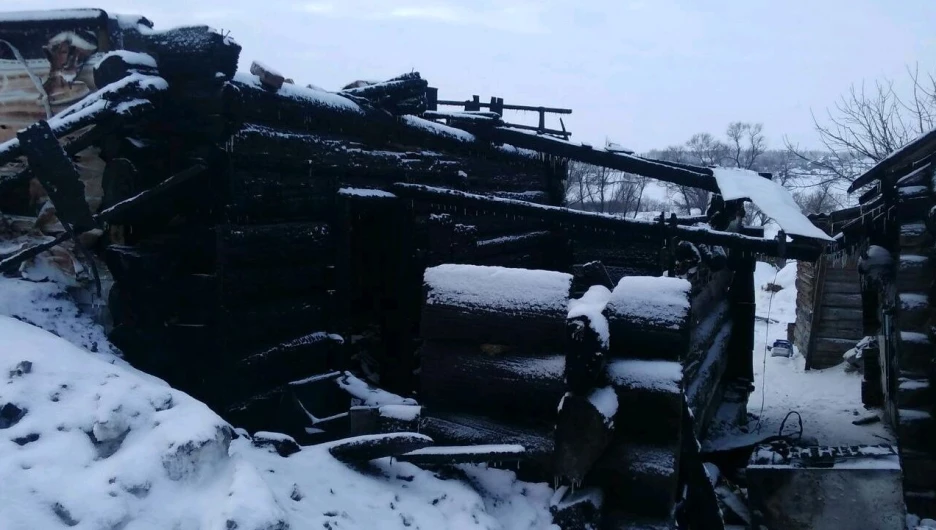 В Бураново сгорел дом. Погорельцам нужна помощь.