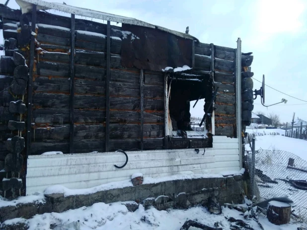 В Бураново сгорел дом. Погорельцам нужна помощь.