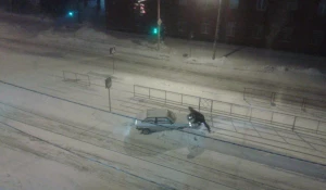 В Барнауле "восьмерку" занесло на трамвайные пути. 16 января 2017 года.