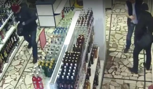 В бийском магазине злоумышленники похищают спиртное. 13 января 2017 года.