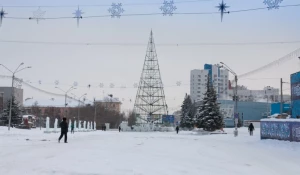 В Барнауле разбирают снежный городок.