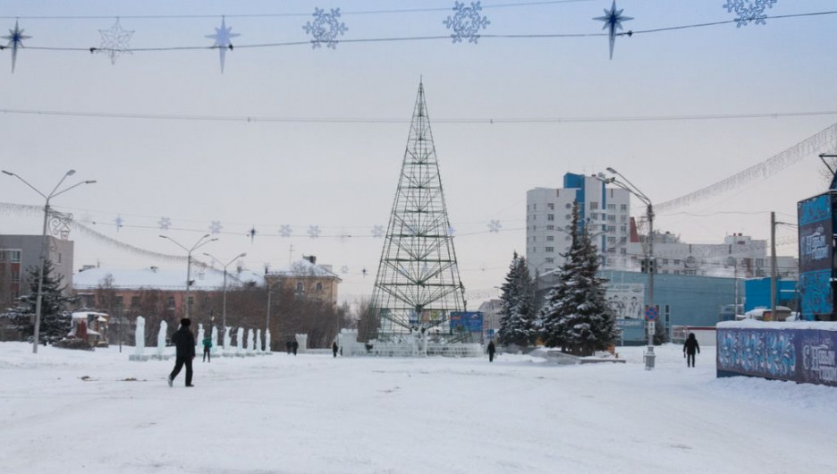 В Барнауле разбирают снежный городок.