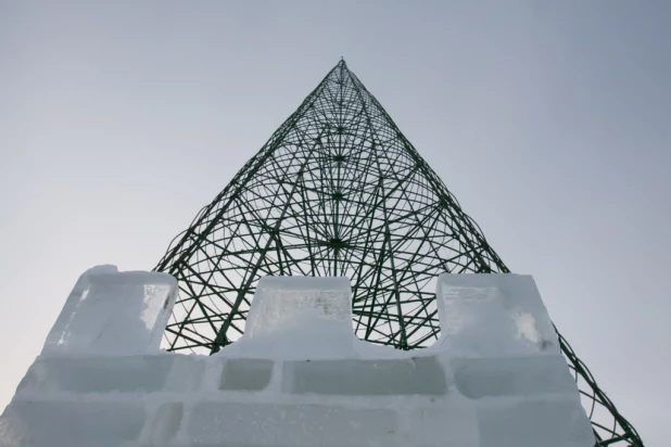 В Барнауле разбирают снежный городок.