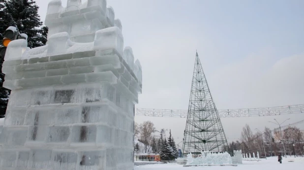 В Барнауле разбирают снежный городок.