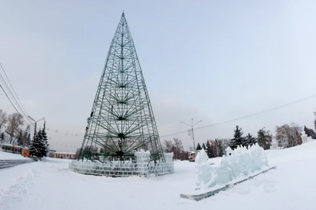 В Барнауле разбирают снежный городок.