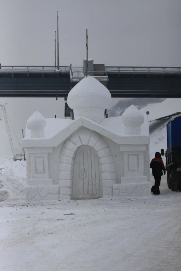 В Барнауле строят Крещенский городок. Январь 2017 г.