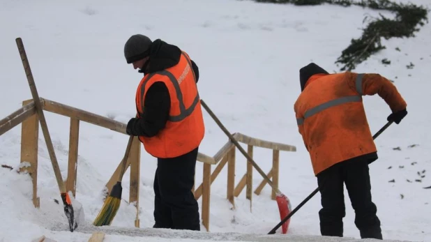 В Барнауле строят Крещенский городок. Январь 2017 г.