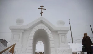 В Барнауле строят Крещенский городок. Январь 2017 г.