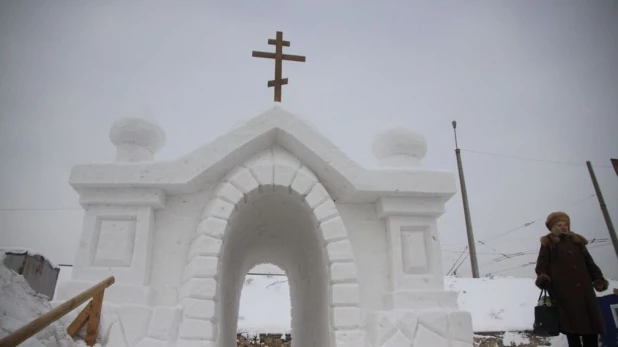 В Барнауле строят Крещенский городок. Январь 2017 г.