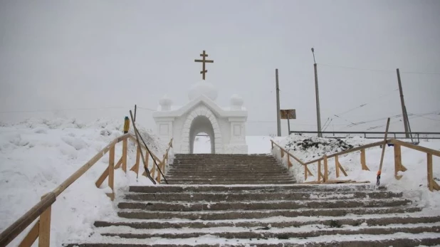 В Барнауле строят Крещенский городок. Январь 2017 г.