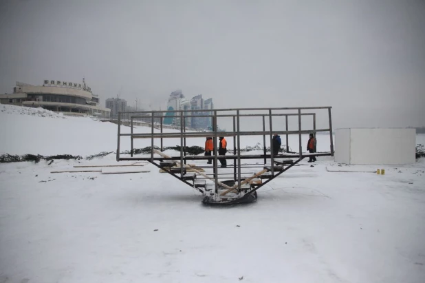 В Барнауле строят Крещенский городок. Январь 2017 г.