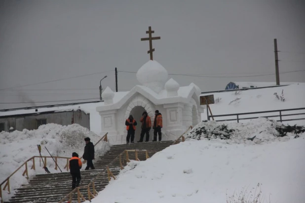 В Барнауле строят Крещенский городок. Январь 2017 г.