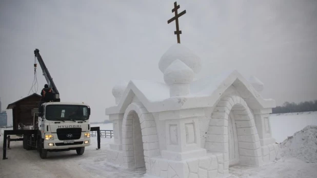 В Барнауле строят Крещенский городок. Январь 2017 г.