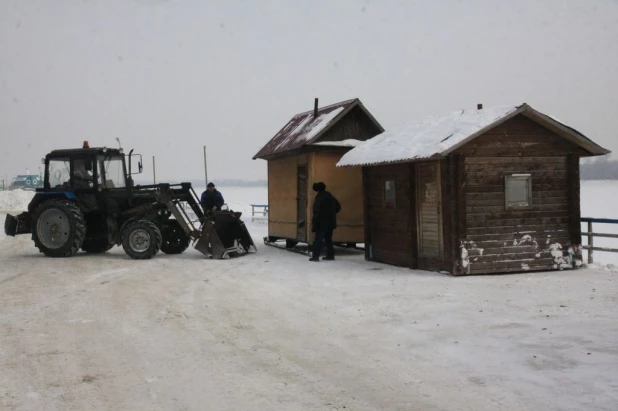 В Барнауле строят Крещенский городок. Январь 2017 г.