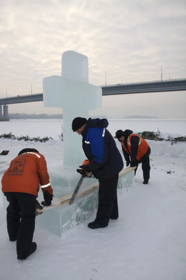 В Барнауле строят Крещенский городок. Январь 2017 г.