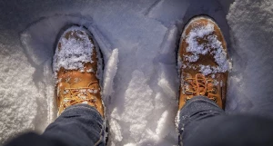 Ботинки в снегу. Зима.