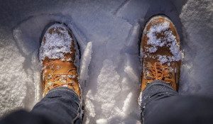 Ботинки в снегу. Зима.