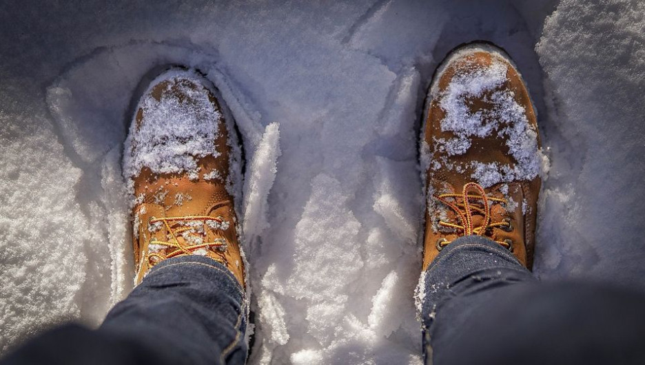 Ботинки в снегу. Зима.