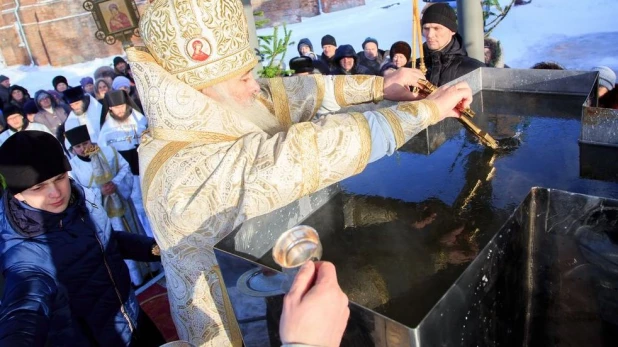 В Покровском соборе освятили воду