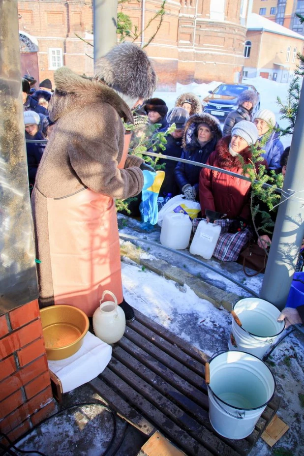 В Покровском соборе освятили воду