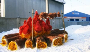 Снежные фигуры в пожарной части.