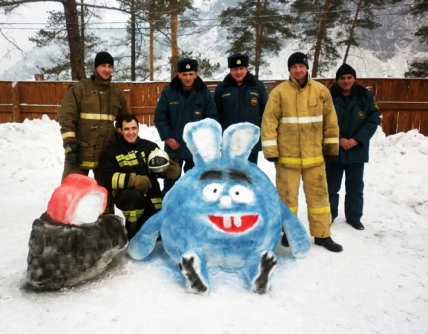 Снежные фигуры в пожарной части.