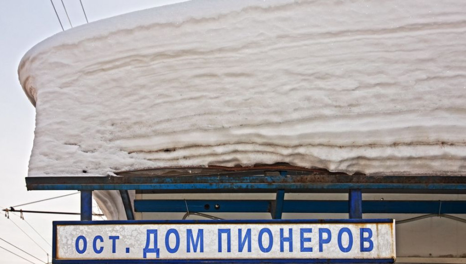 Много снега в Барнауле. Очень много.