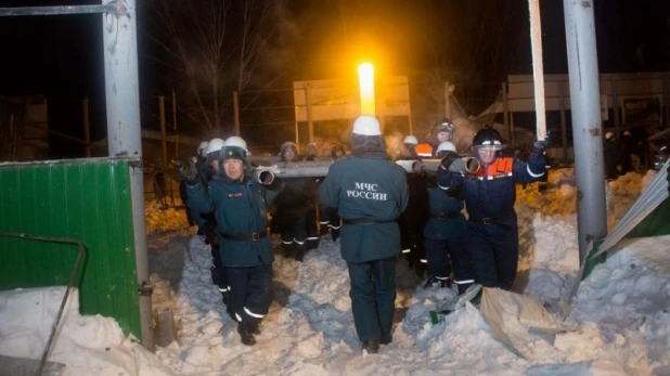 Разбор завалов на месте обрушения ангара конного клуба в Бердске.