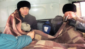 Жители Монголии отогреваются в машине МЧС.