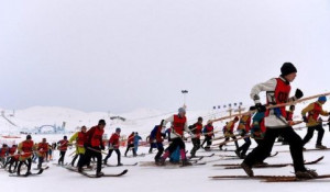 В Китае прошли гонки на древних казахских лыжах.