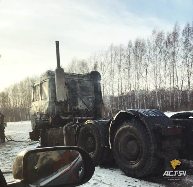 На трассе "Сибирь" сгорел тягач бензовоза. 20 января 2017 года.