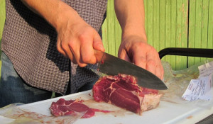 Мясо и нож.