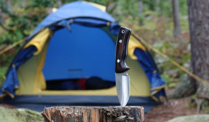 Туристическая палатка и нож.