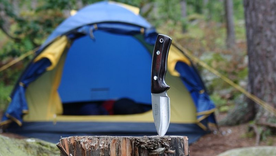 Туристическая палатка и нож.