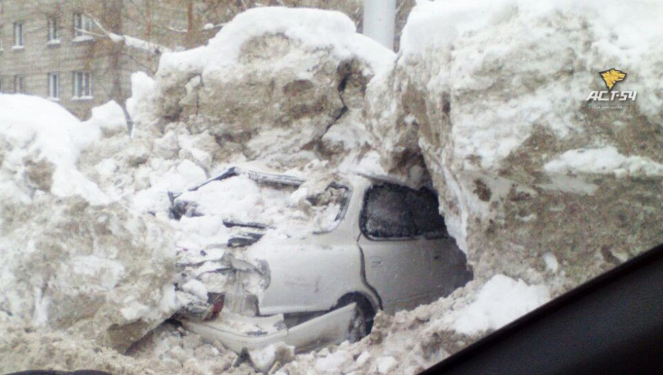В Новосибирске снегоуборочный трактор раздавил иномарку, спрятанную в сугробе. 22 января 2017 года.