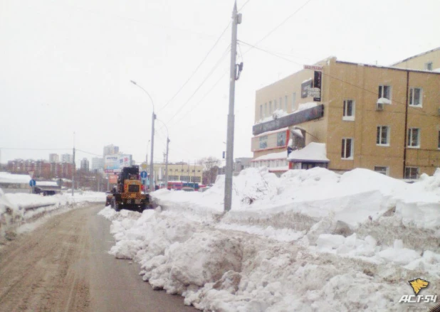 В Новосибирске снегоуборочный трактор раздавил иномарку, спрятанную в сугробе. 22 января 2017 года.