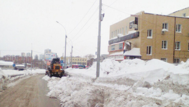 В Новосибирске снегоуборочный трактор раздавил иномарку, спрятанную в сугробе. 22 января 2017 года.