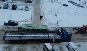 Грузовик и автобус не поделили дорогу.