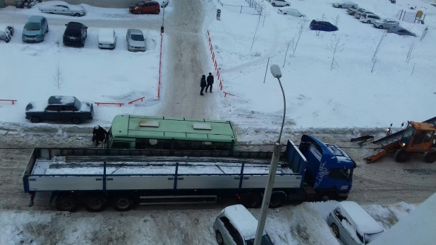 Грузовик и автобус не поделили дорогу.