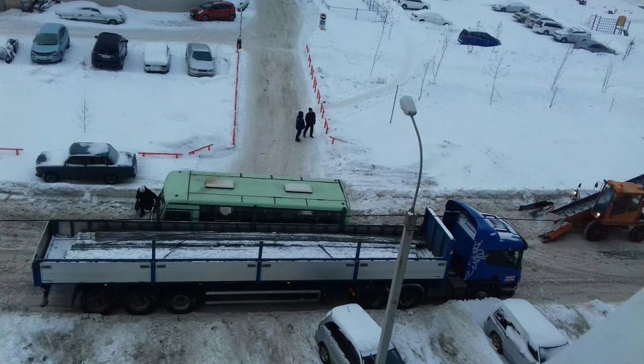 Грузовик и автобус не поделили дорогу.