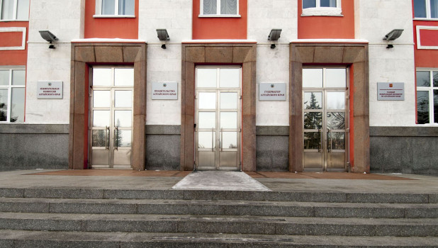 Алтайские власти планируют забронировать окна в здании правительства за полмиллиона рублей