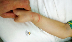 В новосибирской больнице нянечка привязывала малыша к кровати.