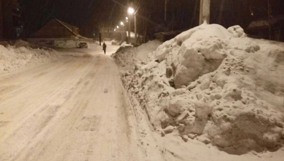 Сугробы в Барнауле и Новоалтайске.