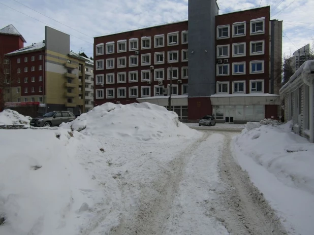 Сугробы в Барнауле и Новоалтайске.